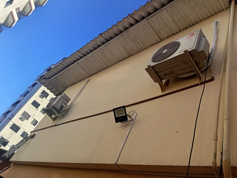 Unidades externas de ar-condicionado instaladas em parede externa