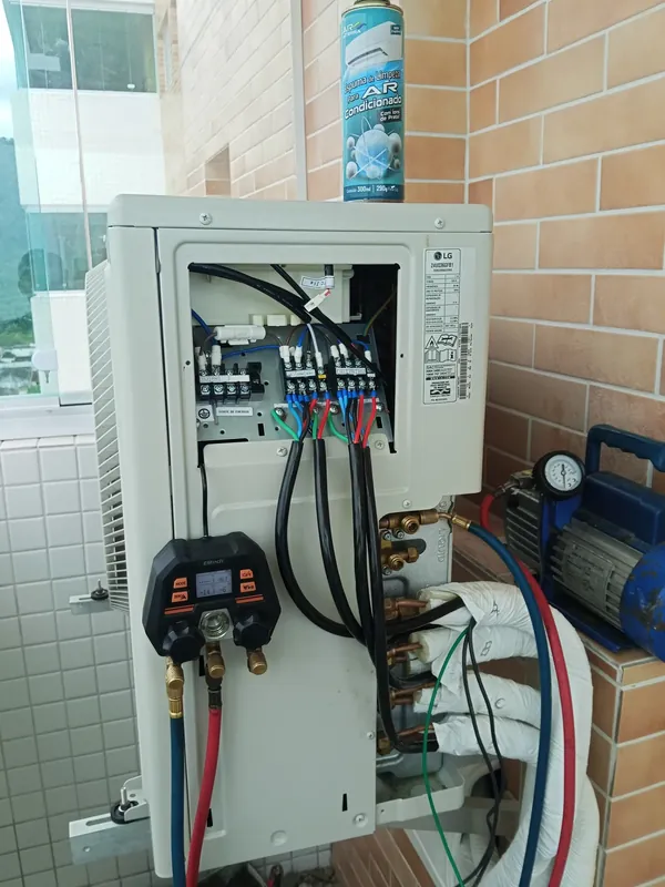 Manutenção técnica com instrumentos de medição em unidade externa de ar-condicionado
